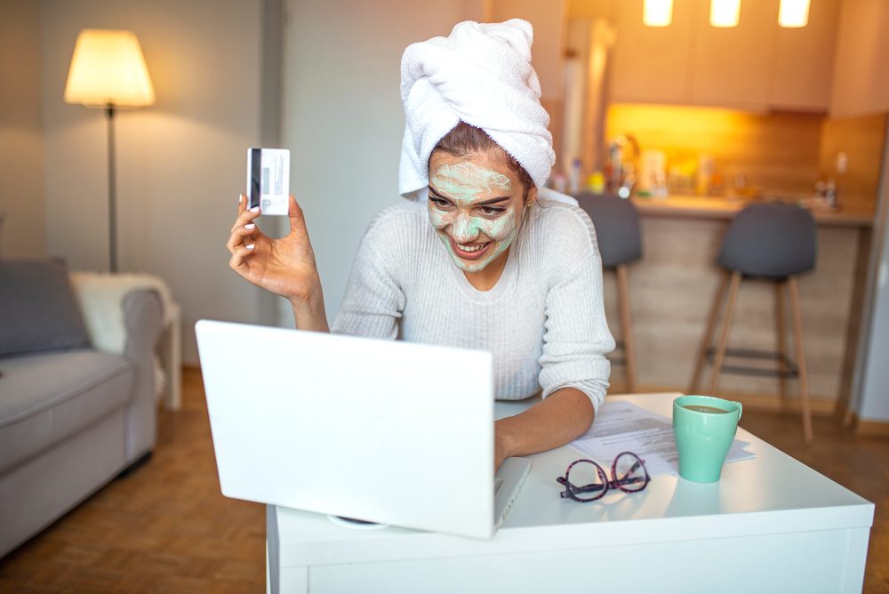 محاولة الابتعاد عن الاجهزة الالكترونية| shutterstock