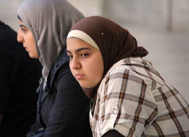 لا تعظيها ولا تجبريها على سنن الدين.. أساسيات التعامل مع الفتاة المراهقة