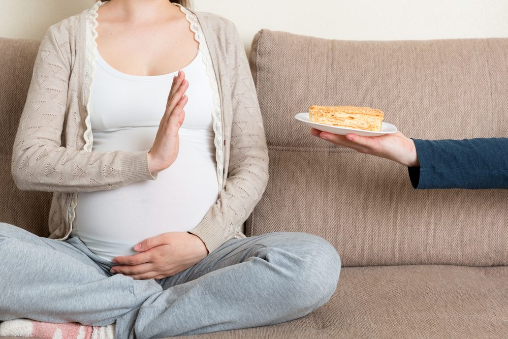 الاضطراب قد يهدد علاقة المرأة الحامل بالطعام في فترة حساسة من حملها - ShutterStock