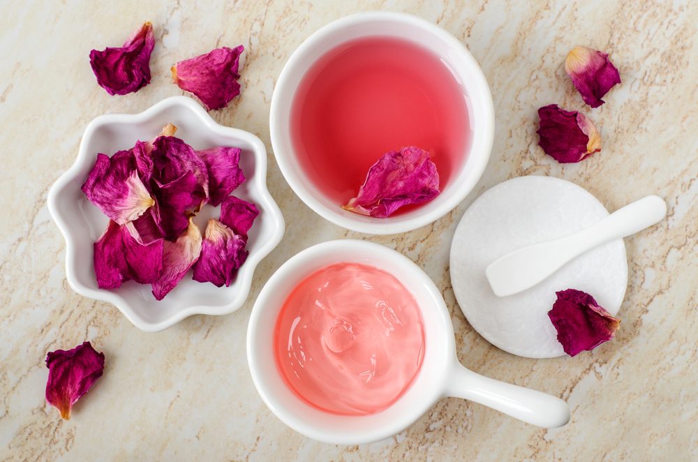 هناك طرق متنوعة لاستخلاص الزيوت من الزهور المجففة - ShutterStock
