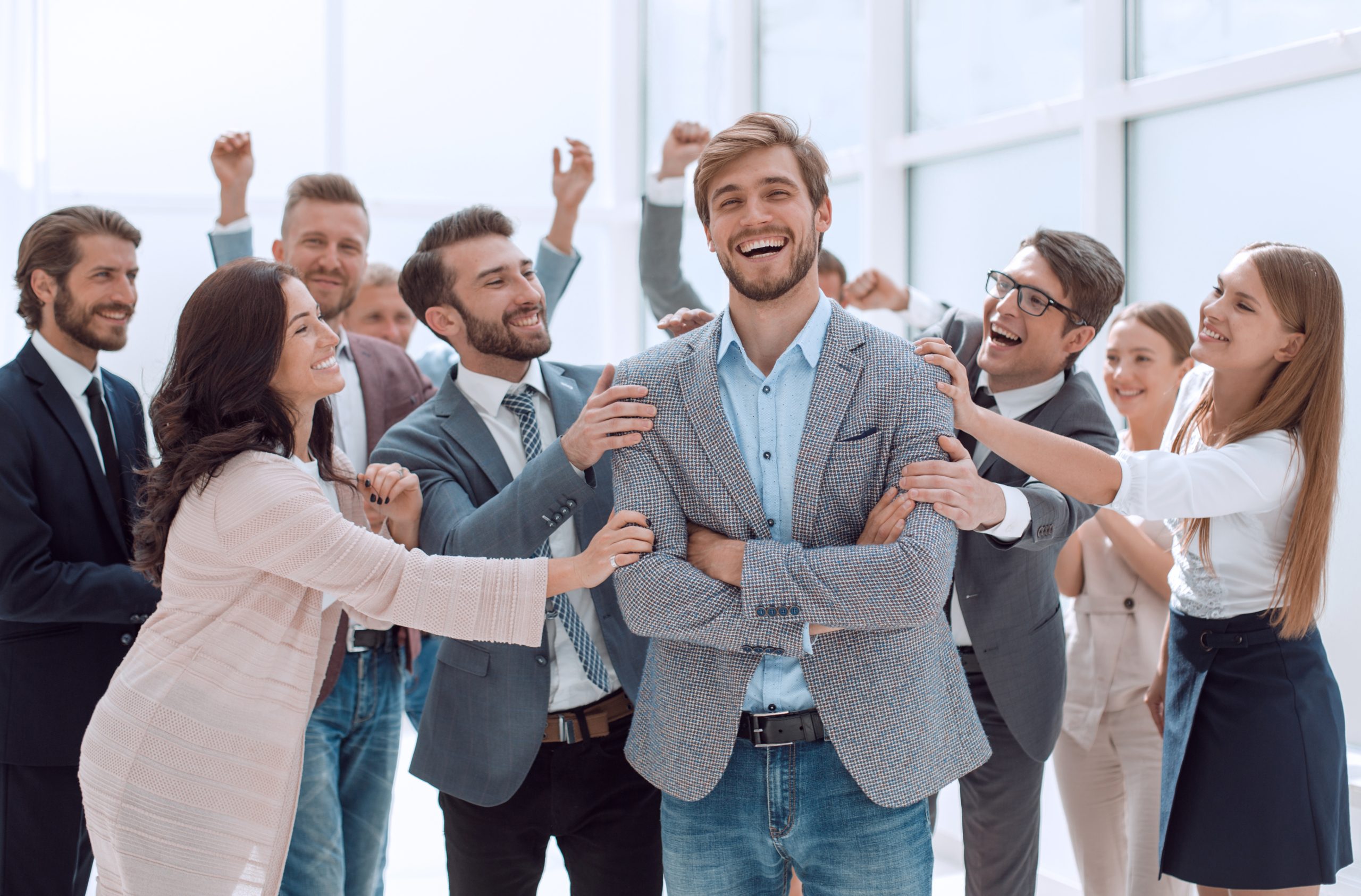 “بينما أنت منشغل بآراء الآخرين وتحترق نفسياً”.. فهل الاهتمام المبالغ بهذه الآراء يجعلك أسيراً لها؟