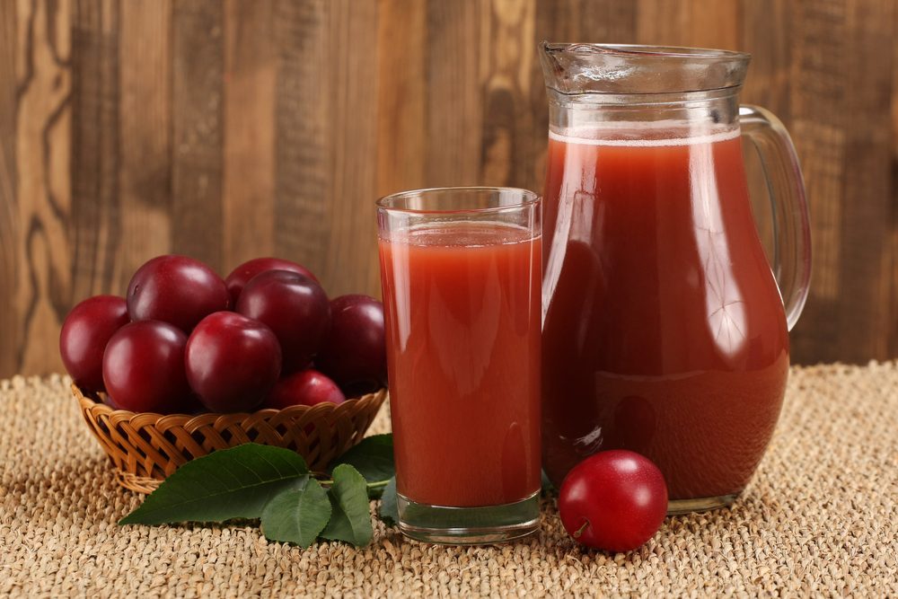 عصير البرقوق الطازج أو المجفف غني بالكالسيوم والمعادن - ShutterStock