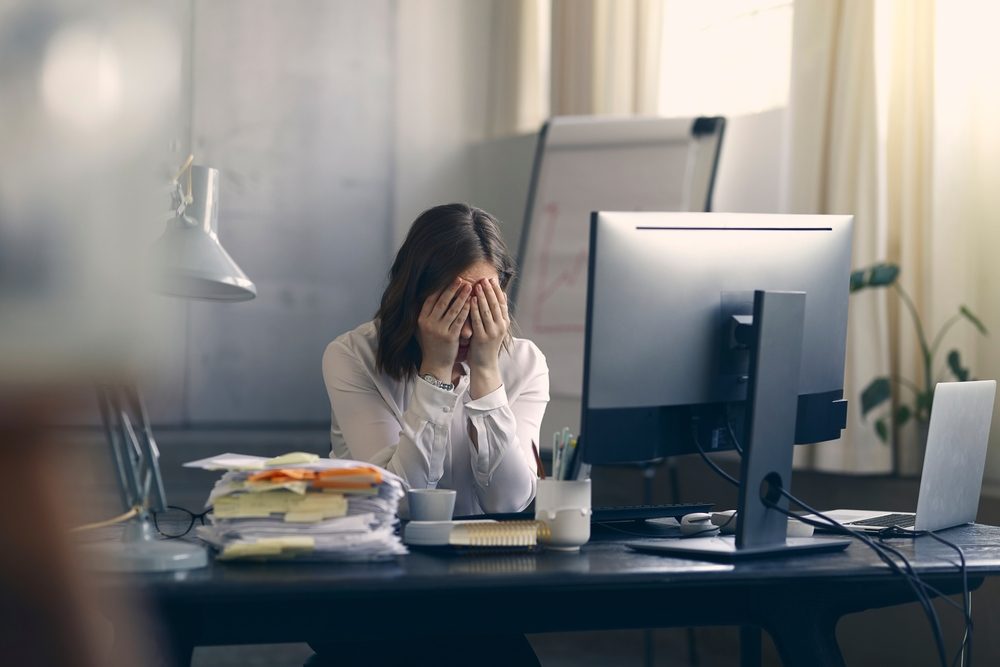 الحزن يعيق مهام الحياة| shutterstock