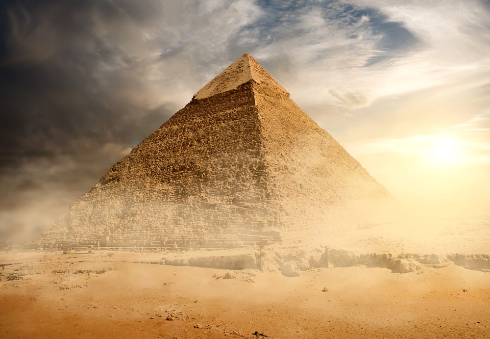ارتبطت إحدى خرافات نهاية العالم بالهرم الأكبر في الجيزة - Shutterstock
