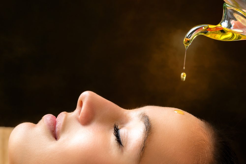 تدليك بضع قطرات من الزيت على الجلد يعزز علاج الالتهابات ومنع الشيخوخة - Shutterstock