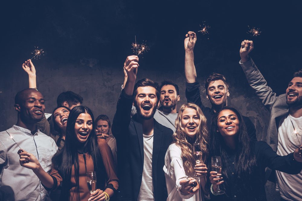 دور الأصدقاء في تحسين الصحة النفسية| shutterstock