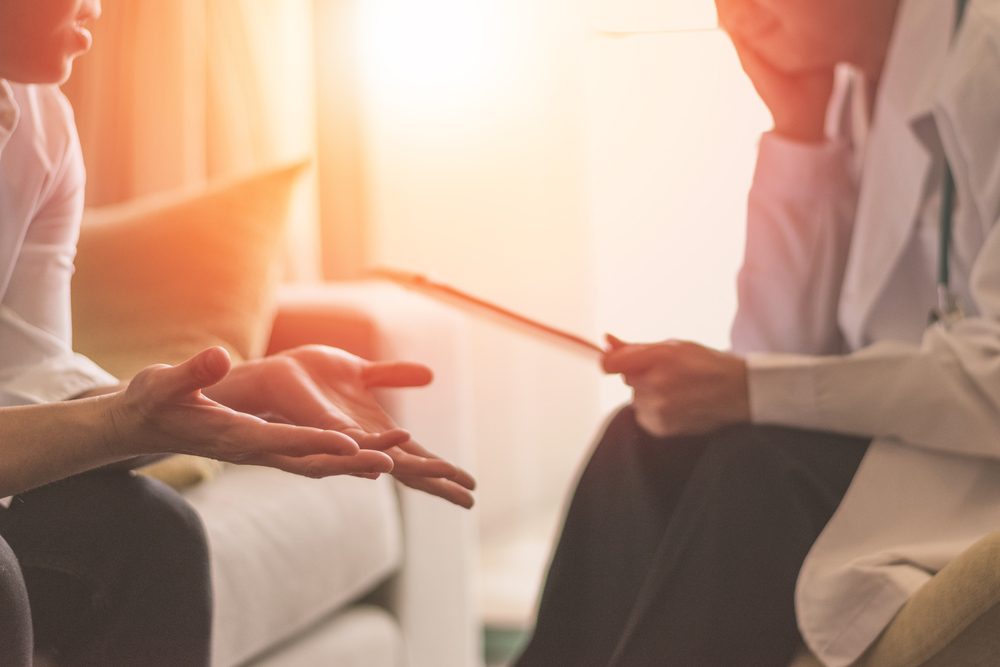 من الضروري الاستعانة بطبيب نفسي عند تطور الحالة - Shutterstock