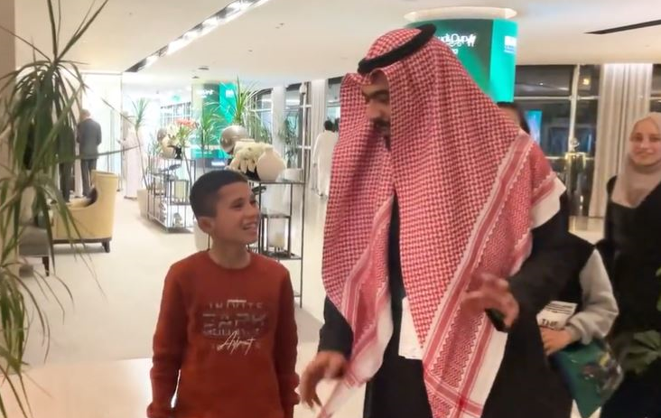 الطفل السوري الذي تمنى مقابلة رونالدو يصل السعودية (مواقع التواصل)