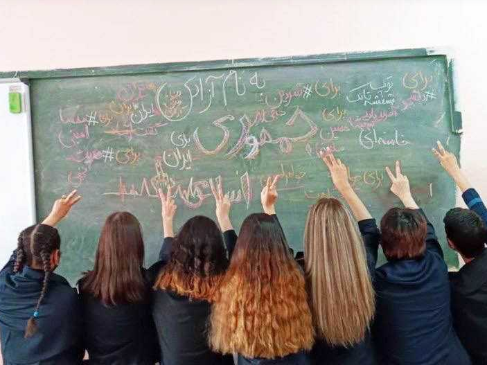 الطالبات في إيران كان لهن دور بارز في الاحتجاجات التي تشهدها البلاد منذ 2022 - مواقع التواصل