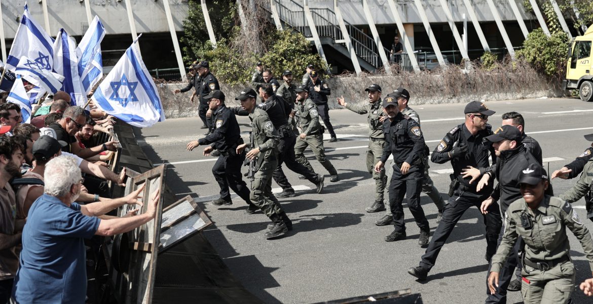 بعد رفض بعض طياري سلاح الجو حضور التدريبات ومظاهرات مستمرة.. هل تنهار “إسرائيل” من الداخل؟