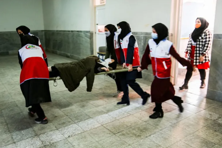 من يقف وراء تسميم الطالبات بإيران؟ مصادر تكشف لـ”عربي بوست” الجهة المسؤولة وعلاقتها بالاحتجاجات