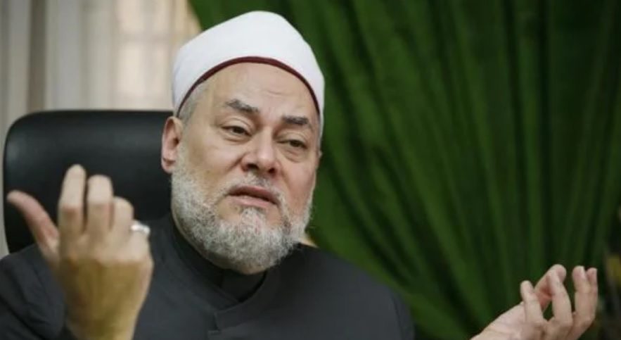فيديو لمفتي مصر الأسبق يوبخ طلبة أزهريين انصرفوا عن درسه.. سخر منهم أمام حشد من الناس