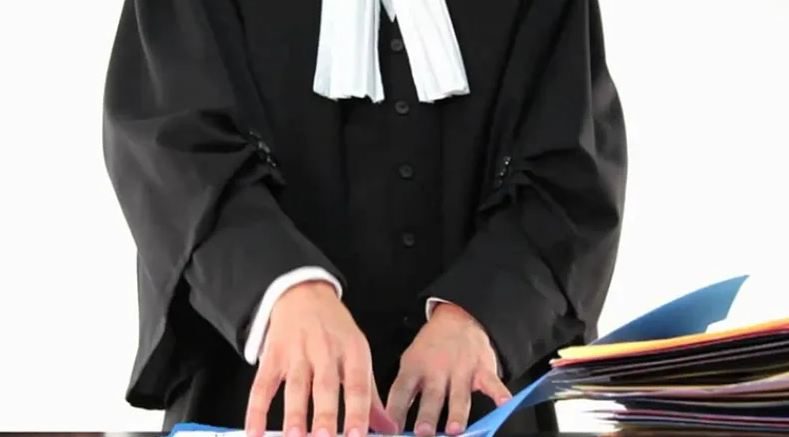 لماذا يرتدي المحامون الجبّة السوداء وربطة العنق البيضاء؟