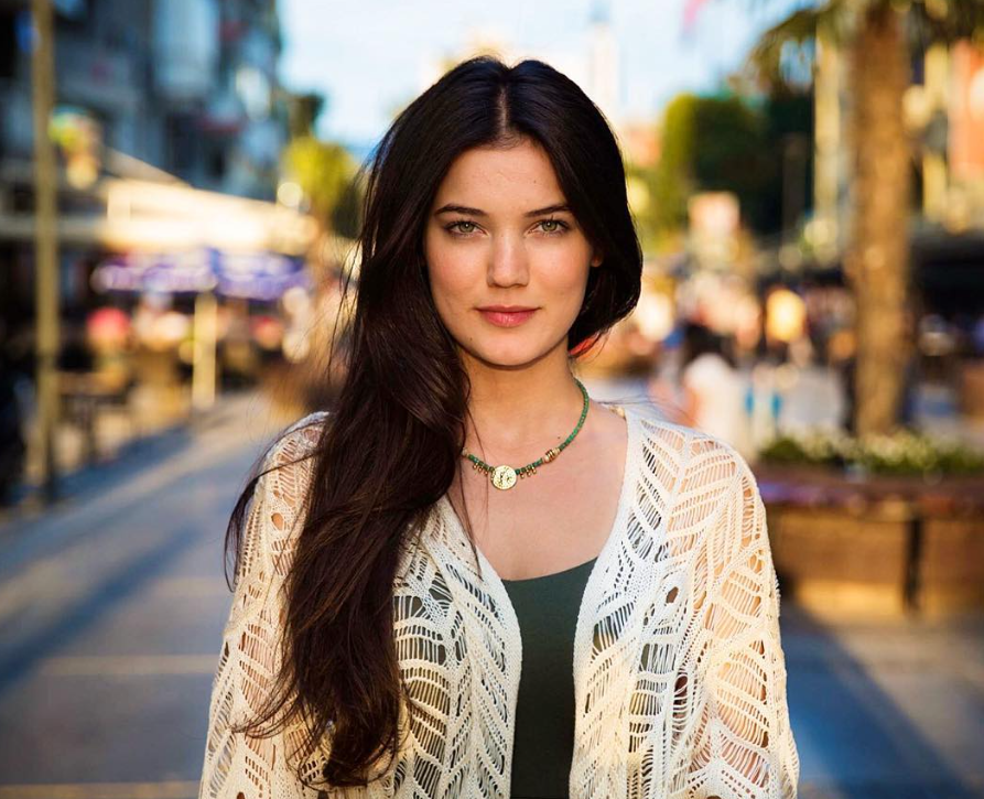 بينار دينيز في بدايتها الفنية| مواقع التواصل