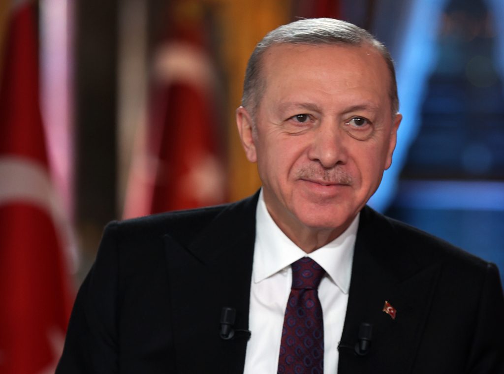 المعارضة التركية منقسمة على ذاتها قبيل الانتخابات.. الرئيس التركي رجب طيب أردوغان خلال مقابلة تلفزيونية، AA