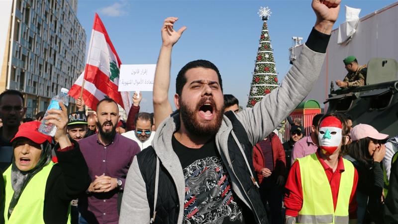 المظاهرات المصاحبة لتدهور الأوضاع بلبنان - رويترز