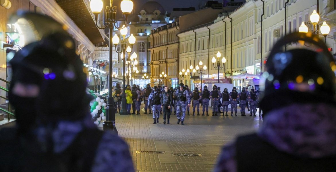 روسيا تحكم على مواطن بالسجن بسبب صورة رسمتها طفلته! أظهرت صواريخ تسقط فوق أوكرانيا