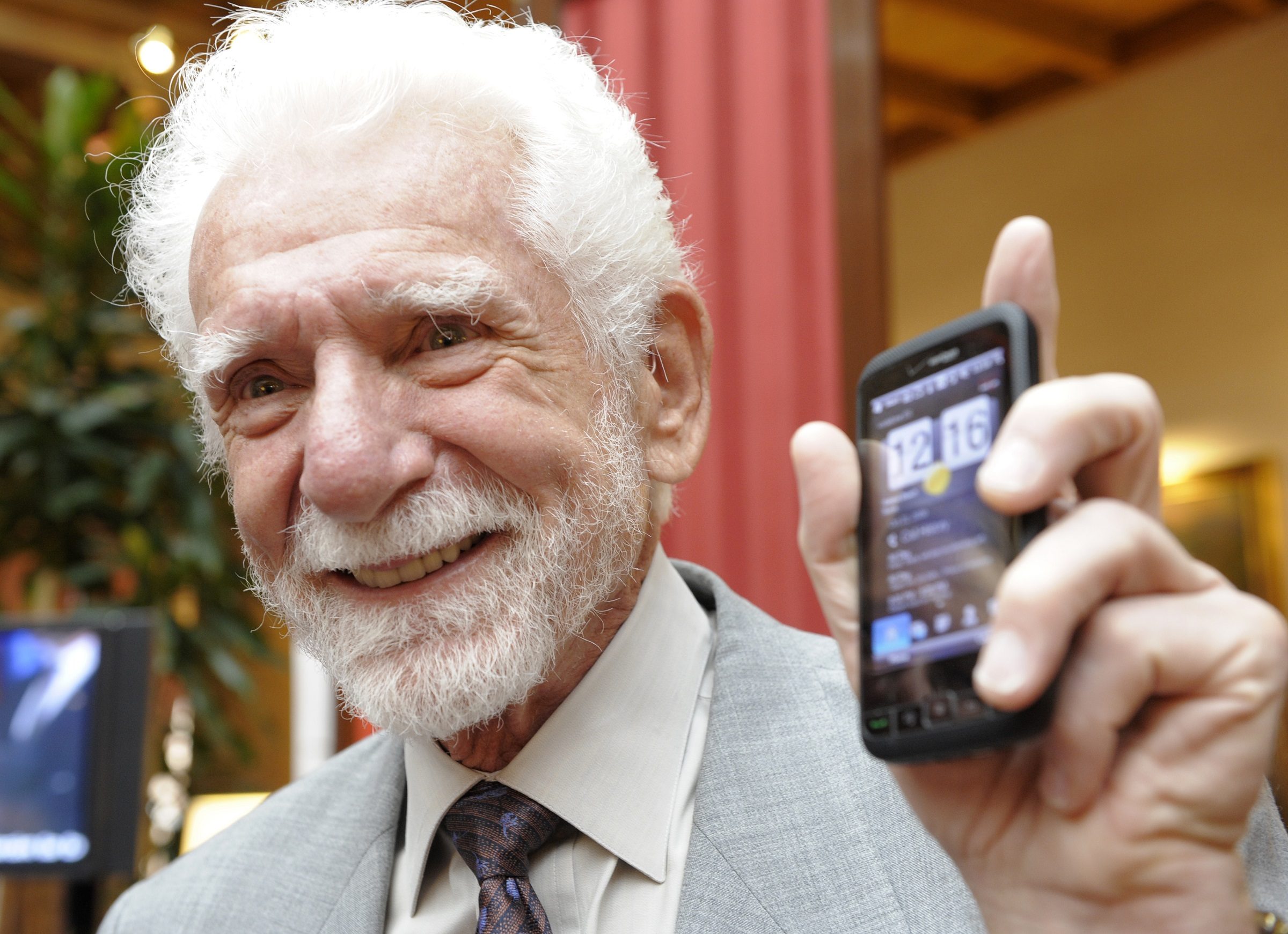 مخترع الهاتف المحمول مارتن كوبر