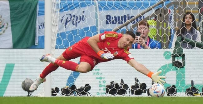 تأثير إيميليانو مارتينيز.. كيف تسبب حارس منتخب الأرجنتين في تعديل قواعد تنفيذ ضربات الجزاء؟