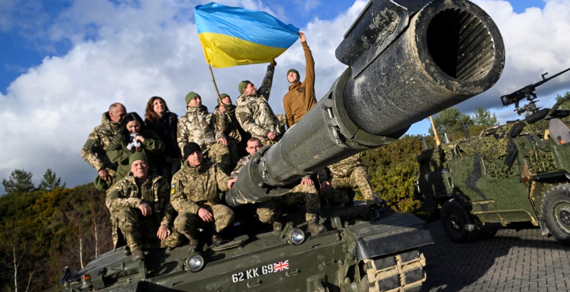 أرسلت قذائف تحتوي على اليورانيوم.. لماذا تعتبر بريطانيا الأكثر “انزلاقاً” في حرب أوكرانيا؟