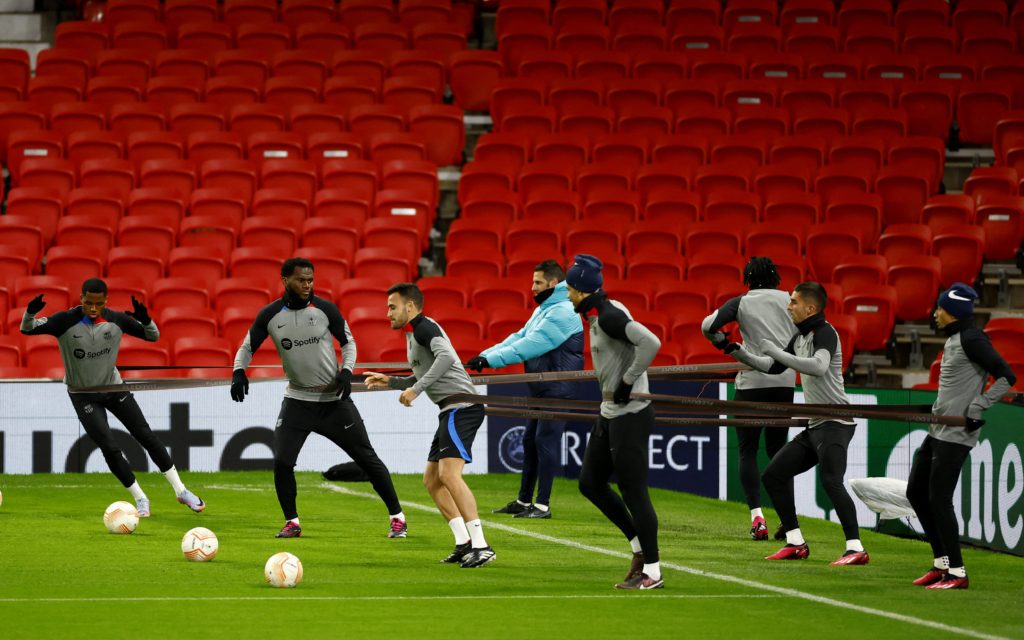 الطفل الذي شارك في تدريبات برشلونة قبل الكلاسيكو (رويترز)