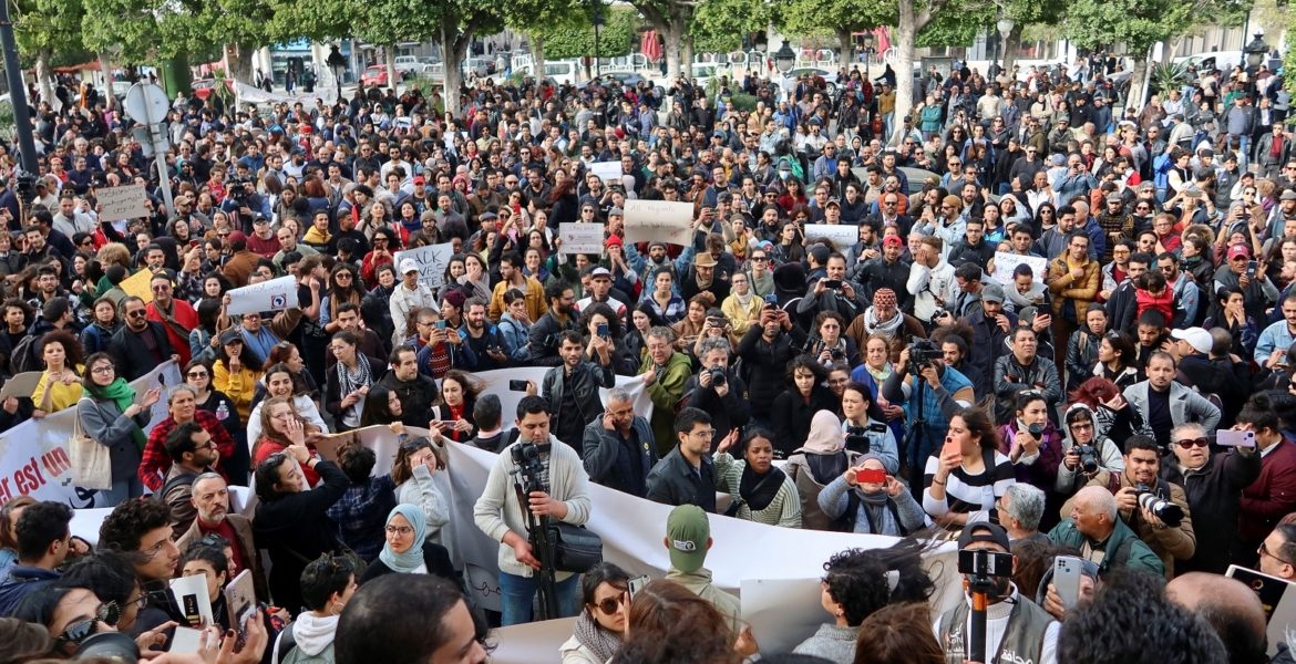 متظاهرون في تونس يحتجون ضد قيس سعيد – رويترز