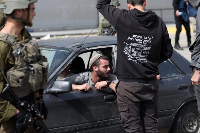 مستوطن إسرائيلي يدهس طفلاً فلسطينياً جنوبي الضفة ويلوذ بالفرار.. وصفت حالته بالخطيرة