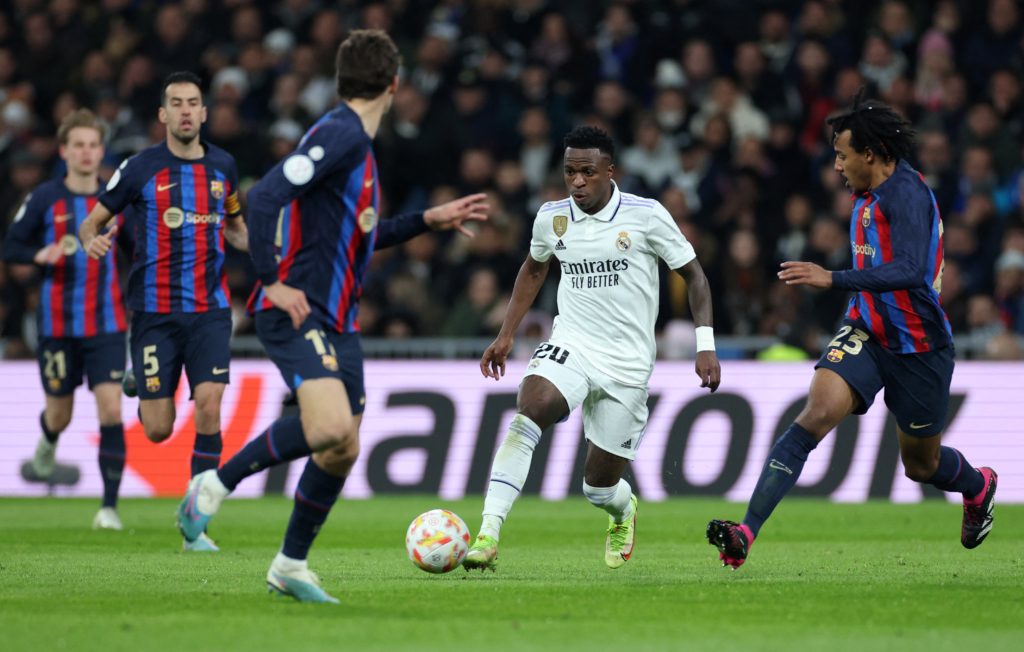 موعد مباراة برشلونة وريال مدريد اليوم (رويترز)