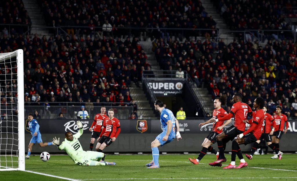 منع اللاعبين المسلمين من كسر صيامهم في الدوري الفرنسي (رويترز)