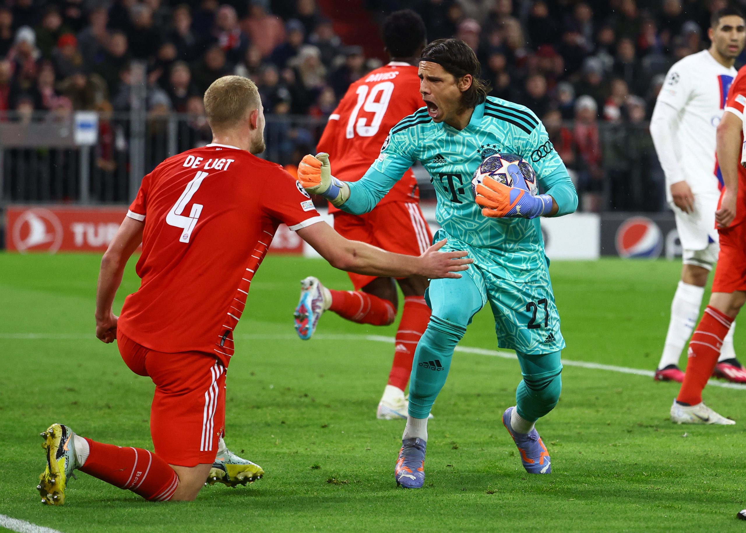 حارس بايرن يُهدي زميله شاحنة محملة بالشوكولاتة السويسرية (رويترز)