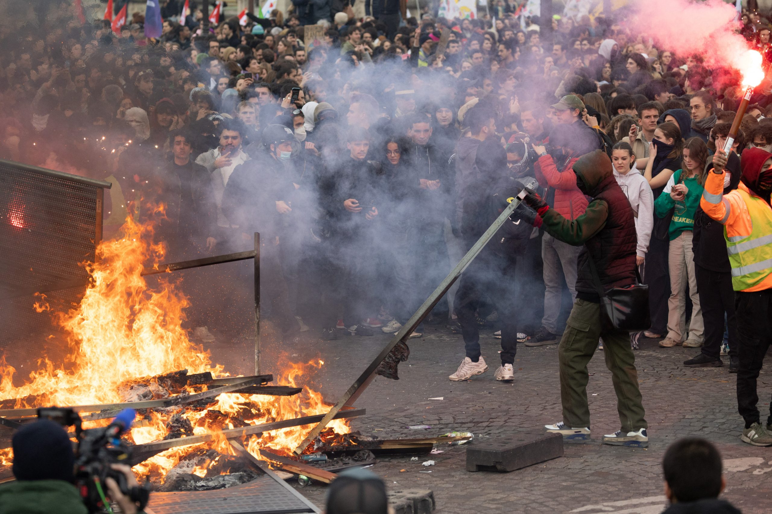 الحكومة الفرنسية تتجاوز البرلمان وتقر قانون “إصلاح التقاعد”.. والمحتجون يحرقون نفايات شوارع باريس المتراكمة