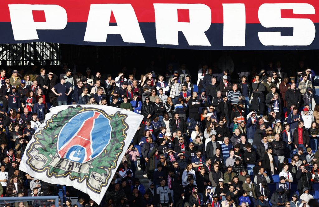 سان جيرمان يدين تصرفات بعض مشجعيه (رويترز)