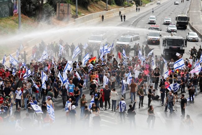 نتنياهو مصمم على “الانقلاب القضائي”.. تحدى الاحتجاجات الغاضبة وحدد موعد تقديم التعديلات للكنيست