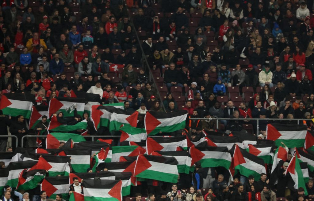 جماهير سويسرا تستفز منتخب "إسرائيل" بـ100 علم فلسطيني (رويترز)