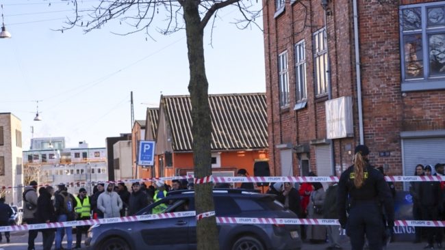 “حرق المصحف” لا يتوقف في الدنمارك.. مجموعة “عنصرية” اعتدت على نسخ منه أمام سفارات دول عربية وإسلامية