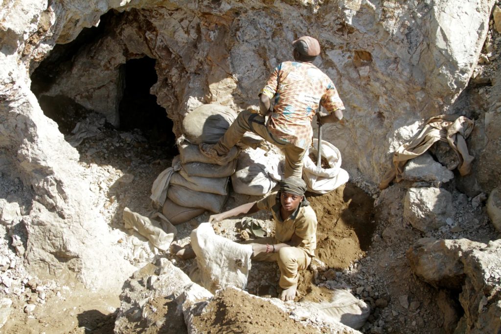 عمال في أحد مناجم تعدين الكوبالت في جنوب جمهورية الكونغو الديمقراطية، رويترز