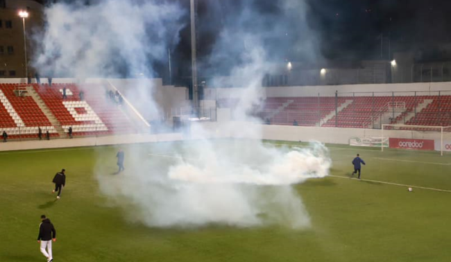 اللاعبون والمشجعون أصيبوا بالاختناق.. الجيش الإسرائيلي يهاجم ملعباً بالغاز السام خلال نهائي كأس فلسطين