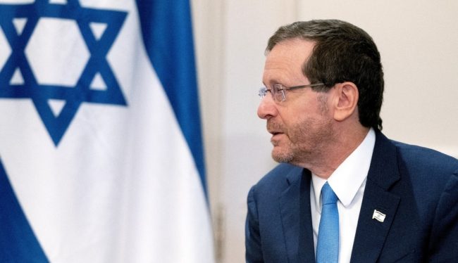 رئيس إسرائيل يعلن استعداد تل أبيب للدخول في هدنة.. وحماس: لا مفاوضات دون وقف العدوان على غزة