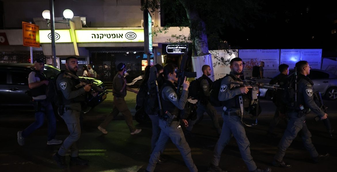 إصابات في إطلاق نار وسط تل أبيب واستشهاد منفذ العملية.. نتنياهو وصفها بـ”العملية الصعبة”