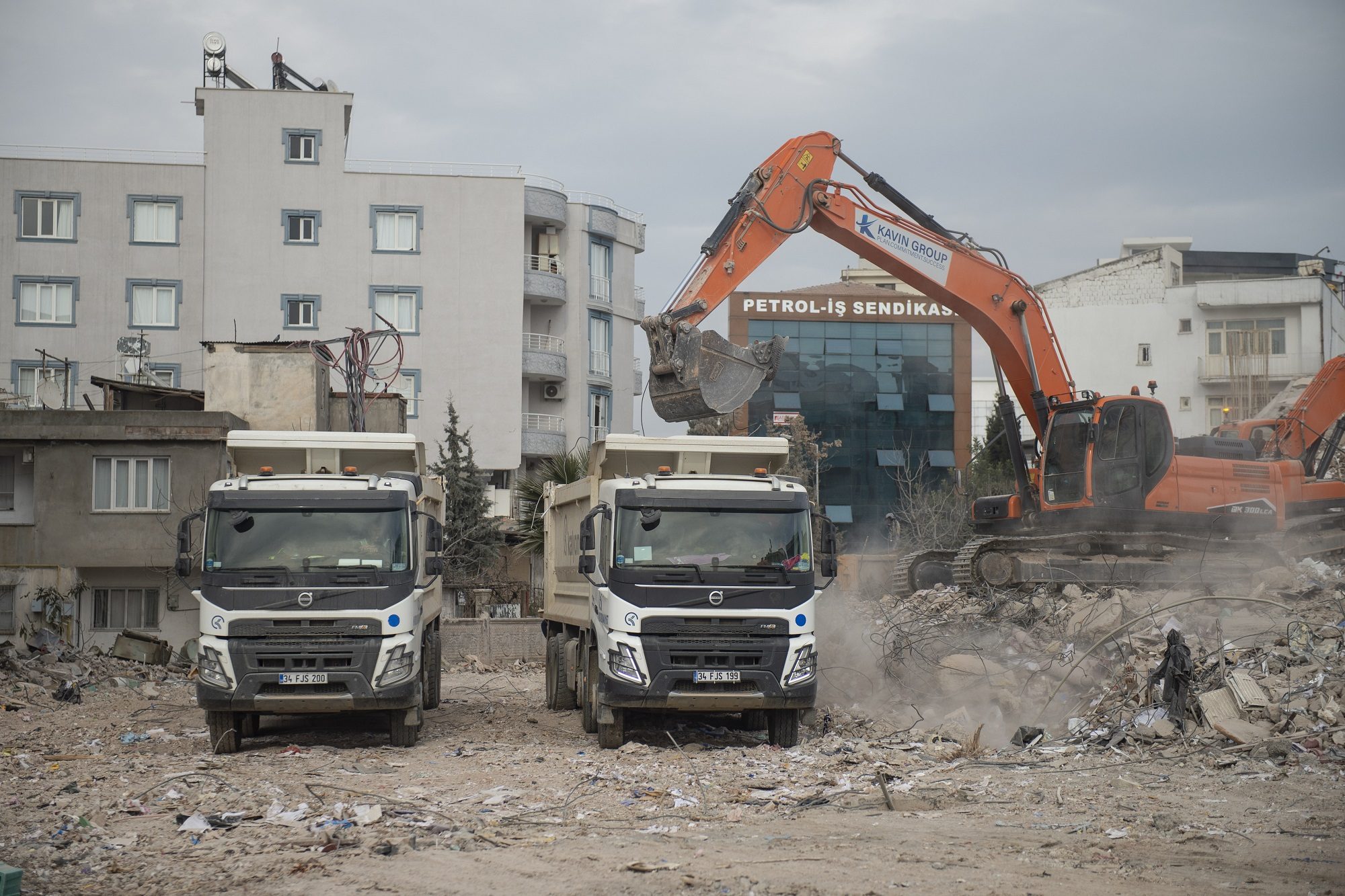 عمليات إزالة الأنقاض مستمرة.. وفيات زلزال تركيا تقترب من 46 ألفاً بينهم 4 آلاف سوري