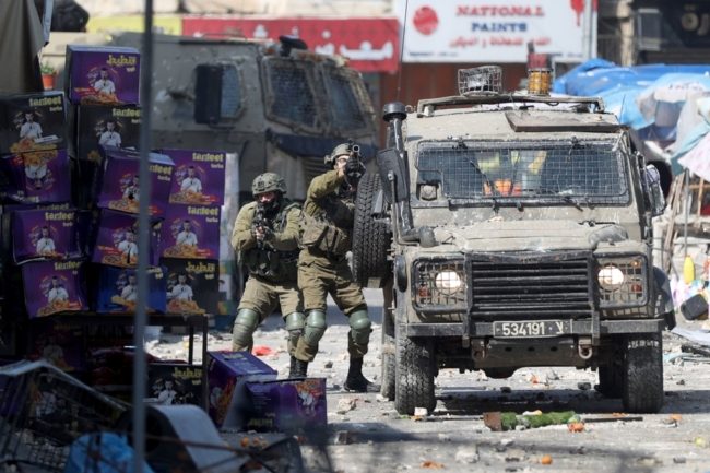 الاحتلال يقتحم نابلس لتأمين وصول المستوطنين لقبر النبي يوسف.. اشتبك مع فلسطينيين وأطلق عليهم الرصاص الحي