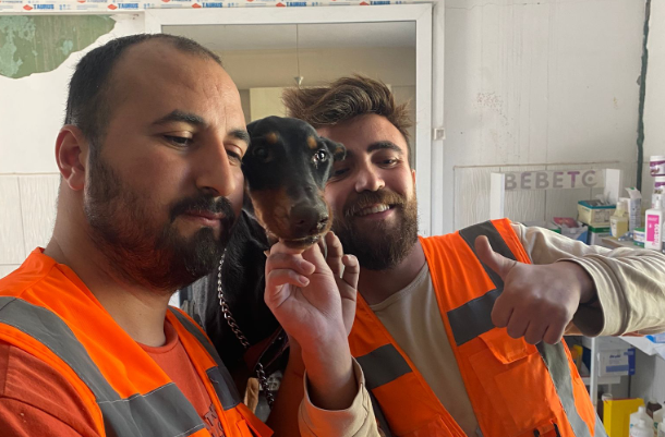 أنجبت صغارها تحت الأنقاض! الكلبة “شيلا” تفاجئ فرق الإنقاذ بعدما قضت شهراً بين الركام (فيديو)