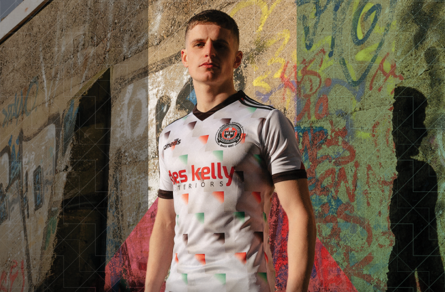 قميص بألوان العلم الفلسطيني لنادٍ إيرلندي (موقع النادي)