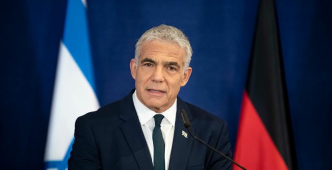 لابيد يصف مستوطنين بـ”اليهود الإرهابيين”! انتقد عنفهم “الإجرامي” إثر اعتداءاتهم على بلدة حوارة