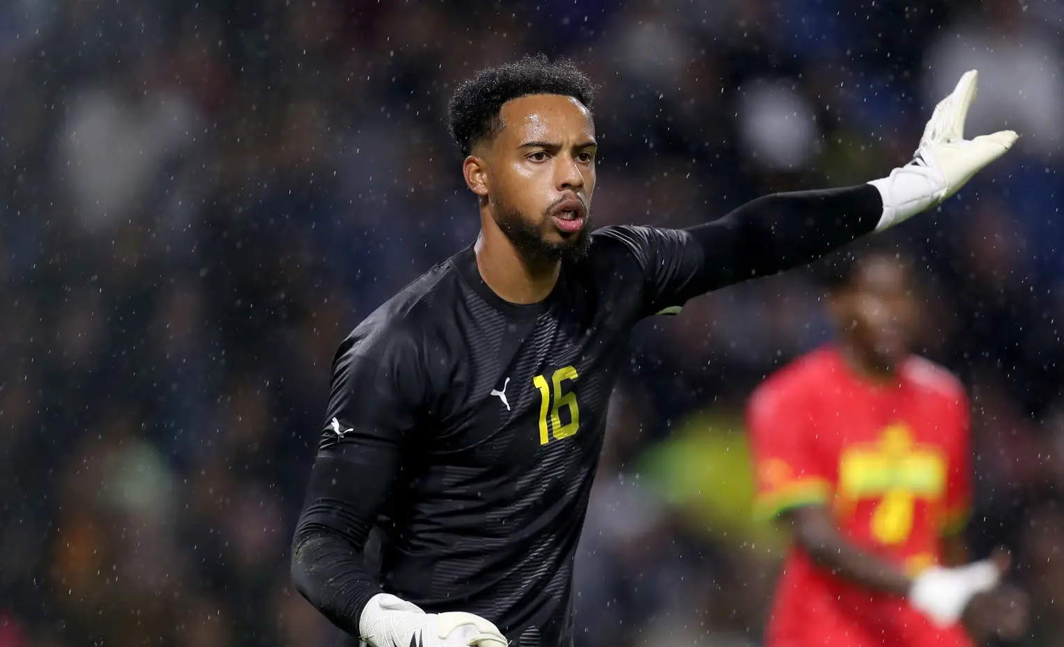 سقوط سقف مرمى على حارس خلال التدريبات - gettyimages