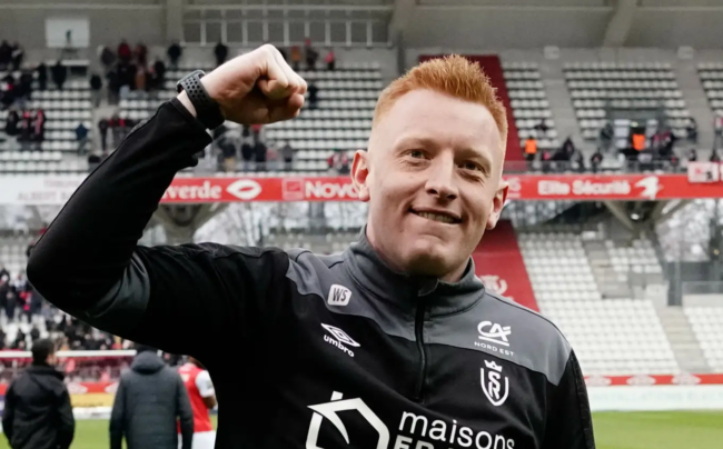 لا يملك رخصة ودخل المجال بفضل لعبة إلكترونية.. مدرب شاب يحقق إنجازاً مذهلاً في الدوري الفرنسي