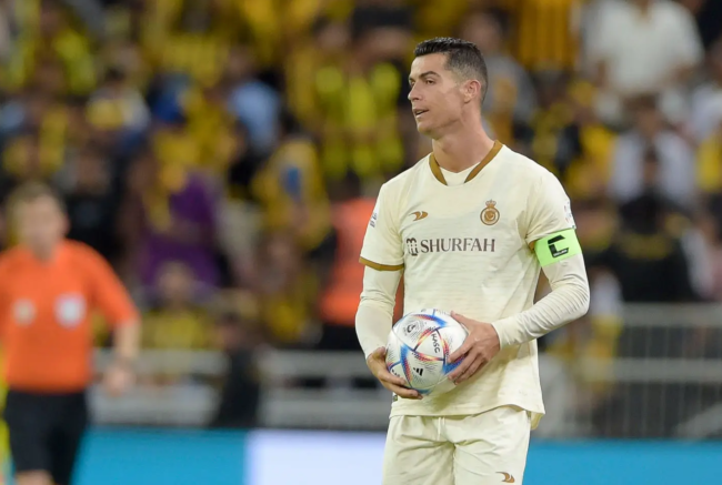 جماهير الاتحاد السعودي تحرج رونالدو بالهتاف لميسي.. فيديو أظهر رد فعل النجم البرتغالي (فيديو)