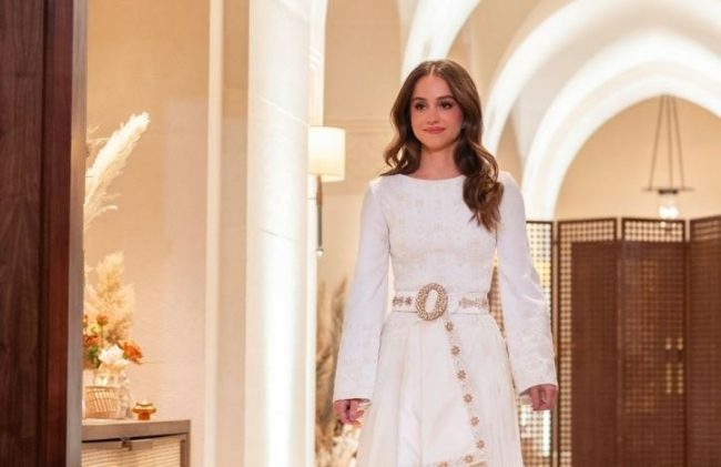 الملكة رانيا تنشر فيديو من حفل حناء ابنتها الأميرة إيمان.. سيُعقد قرانها قريباً على خطيبها اليوناني