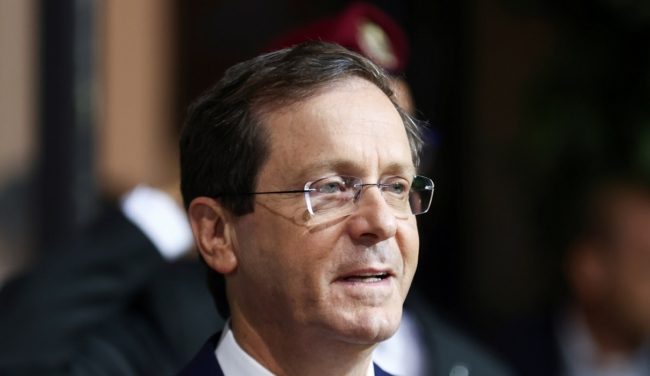 إذاعة “كان” العبرية: زوجة الرئيس الإسرائيلي تفقد الاتصال بابنها الذي يقاتل ضمن جيش الاحتلال في غزة