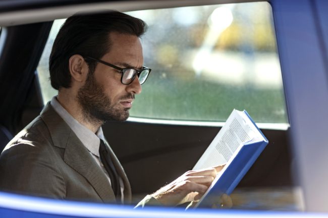 الغرق بالتكنولوجيا و”العقلية العمودية”.. علماء النفس يخبروننا: لماذا يكره البعض قراءة الكتب؟